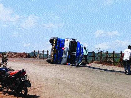  The tanker carrying petrol overturned; Crowds of locals filling up with petrol | पेट्रोल घेऊन जाणारा टँकर उलटला; स्थानिकांची पेट्रोल भरण्यासाठी गर्दी