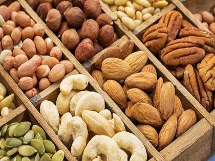 Dry fruit markets also hit a slowdown | सुका मेव्याच्या बाजारपेठेलाही मंदीचा फटका