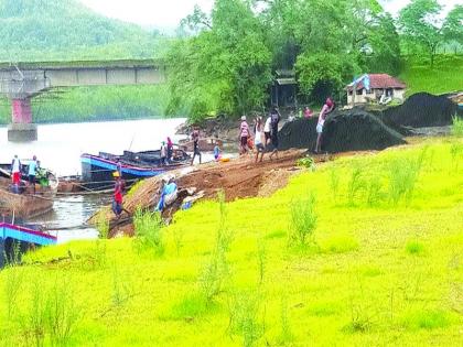 Illegal sand mining in Mhasla Ambet Bay; Looting of revenue of lakhs of rupees | म्हसळा आंबेत खाडीत अवैधरीत्या रेतीचे उत्खनन; लाखो रुपयांच्या महसुलाची लूट