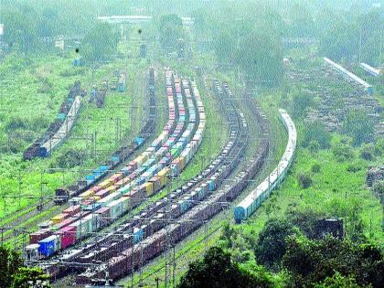 Freight trains are parked somewhere in the siding or in the yard of some stations for 12 to 13 hours. | फ्रेट कॉरिडॉरमुळे ‘घरकोंडी’!