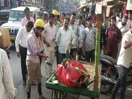 KDMC's action against handcarts obstructing traffic in kalyan | वाहतूकीस अडथळा ठरणाऱ्या हातगाड्यांच्या विरोधात केडीएमसीची कारवाई