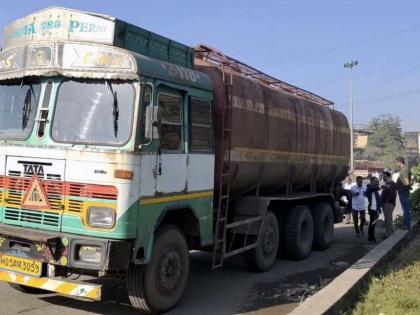 police arrest those who released chemicals in waldhuni river of kalyan tanker seized | कल्याणच्या वालधूनी नदीत केमिकल्स सोडणाऱ्यांना पोलिसांनी घेतले ताब्यात; टँकर केला जप्त