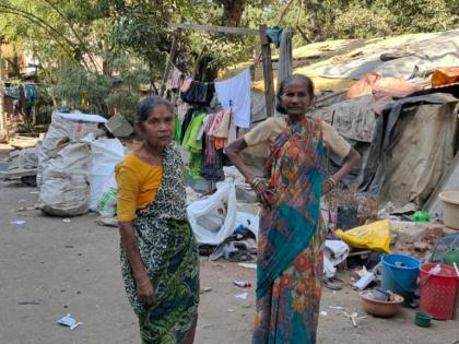 tribal plight in kalyan they have to wait for the darkness of night as there is no toilet | कल्याणमधील आदिवासी पाड्याची व्यथा; स्वच्छता गृह नसल्याने त्यांना पाहावी लागते रात्रीच्या अंधाराची वाट