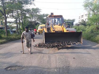  MP Dr. After the release of Shrikant Shinde, the municipal corporation has done the work of Kalyan-Malangad Road | खासदार डॉ. श्रीकांत शिंदे यांच्या दणक्यानंतर पालिकेने केले कल्याण- मलंगगड रस्त्याचे काम सुरू