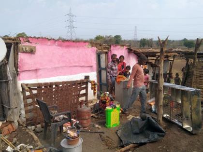 In Khairgaon (Bhedi), 13 houses blown up in storm, loss of household items including food grains | खैरगाव (भेदी) येथे वादळात १३ घरे उडाली, अन्नधान्यासह संसारपयोगी वस्तूंचे नुकसान