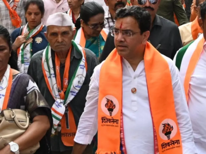 kedar dighe news A case has been registered against Uddhav Thackeray's Shiv Sena candidate Kedar Dighe for distributing money to voters | उद्धवसेनेचे केदार दिघेंविरुद्ध पैसे वाटल्याचा आरोप; अदखलपात्र गुन्हा दाखल