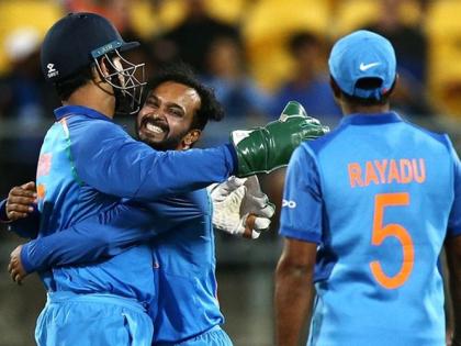 India vs New Zealand: When ms Dhoni gave Kedar jadhav advice in Marathi ... Video became viral | India vs New Zealand: जेव्हा धोनीने केदारला दिला मराठीत सल्ला... व्हिडीओ झाला वायरल