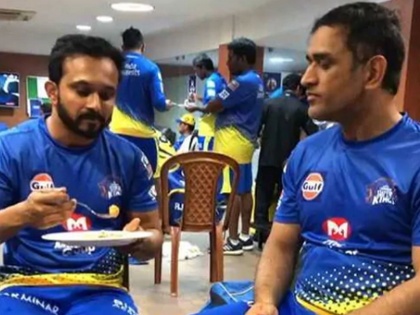 IPL 2019: Kedar Jadhav feeds MS Dhoni from his plate after CSK beats KKR at Eden Gardens, Video | IPL 2019 : केदार जाधवने भरवला कॅप्टन कूल धोनीला घास, पाहा व्हिडीओ