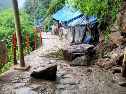 Major accident on Kedarnath foot path walk way landslide; Two devotees died from Maharashtra due to stone fall | केदारनाथच्या पायी मार्गावर मोठी दुर्घटना; दगड कोसळून महाराष्ट्रातील दोन भाविकांचा मृत्यू