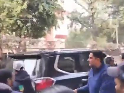 Arvind Kejriwal's car crushed a BJP worker, claims Parvez Verma, rejecting AAP's allegations | केजरीवाल यांच्या कारने भाजपाच्या कार्यकर्त्याला चिरडले, आपचे आरोप फेटाळत प्रवेश वर्मांचा दावा Arvind Kejriwal's car crushed a BJP worker, claims Parvez Verma, rejecting AAP's allegations | केजरीवाल यांच्या कारने भाजपाच्या कार्यकर्त्याला चिरडले, आपचे आरोप फेटाळत प्रवेश वर्मांचा दावा