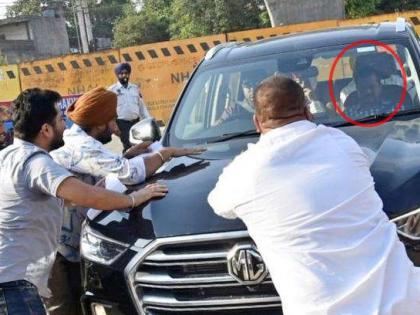 Mistake in CM arvind Kejriwal's security convoy, three farmers ran on the vehicle | CM केजरीवाल यांच्या सुरक्षा ताफ्यात चूक, तीन शेतकरी गाडीवर धावले