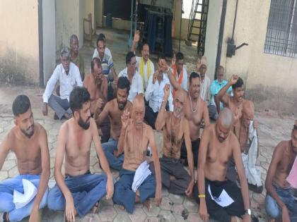 Protested the government by performing half-naked and shaven protest Movement on canal of Jhansi Nagar Upsa Irrigation Scheme | अर्ध नग्न व मुंडन आंदोलन करून केला शासनाचा निषेध; झाशी नगर उपसा सिंचन योजनेच्या कालव्यावर आंदोलन