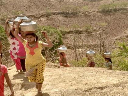 केलापाणी येथे डोंगर उतरून आणावे लागते पाणी
