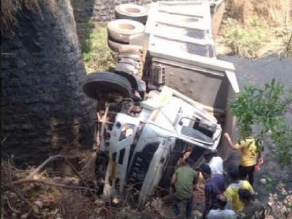 dumper broke the bridge wall and fell into the river basin At Kelwat, driver injuring | केळवत येथे पुलाचा कठडा तोडून डंपर नदीपात्रात कोसळला, चालक जखमी