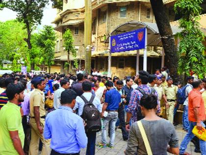 Huroor.. worry forever! Pictures of KEM hospital, crowd of visitors to see the injured | हुरहुर.. चिंता कायम! केईएम रुग्णालयातील चित्र, जखमींना पाहण्यासाठी आप्तेष्टांची गर्दी