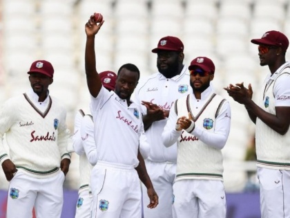 Kemar Roach has become the first West Indian bowler since Curtly Ambrose in 1994 to reach 200 Test wickets | England vs West Indies 3rd Test : 26 वर्षांनंतर वेस्ट इंडिजच्या गोलंदाजानं केला पराक्रम!