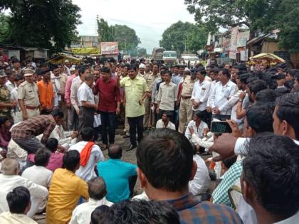 agitation at Kenwad for farmers' demands! | शेतकऱ्यांच्या मागण्यांसाठी केनवड येथे रास्ता रोको !