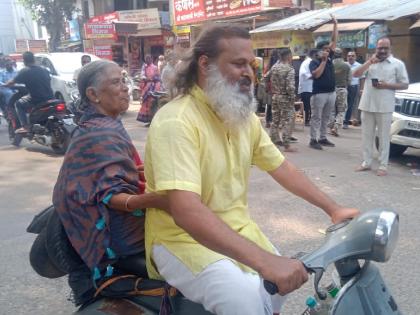 Mother travels the world on a scooter D. Krishnakumar in Mysore visited Ambabai of Kolhapur | स्कूटरवरून आईला जगभ्रमंती, म्हैसूरमधील डी. कृष्णकुमार यांनी घेतले कोल्हापूरच्या अंबाबाईचे दर्शन