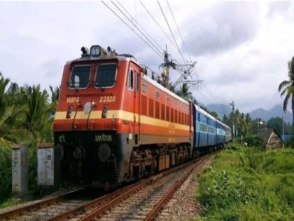 Train accident near Palakkad 4 cleaning workers died after being hit by Kerala Express | केरळमध्ये ट्रॅक साफ करणाऱ्या कर्मचाऱ्यांना ट्रेनने उडवलं; चौघांचा मृत्यू, एकाचा मृतदेह सापडेना