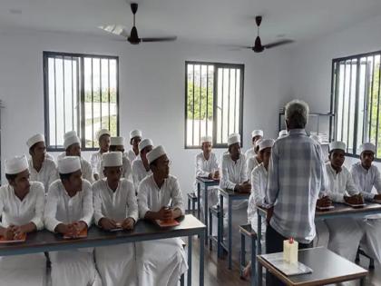 Study of Gita-Upanishad in Islamic institute of Kerala, students speak only in Sanskrit | केरळच्या इस्लामिक संस्थेत गीता-उपनिषदाचा अभ्यास, विद्यार्थी संस्कृतमध्येच बोलतात