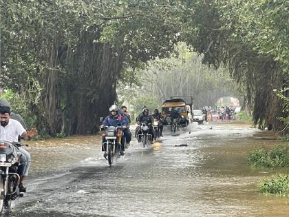 Panchganga nears warning level due to heavy rain in Kolhapur 4 state highways closed, 79 dams under water | पंचगंगेने ओलांडली इशारा पातळी, कोल्हापूर-रत्नागिरी रोडवर केर्लीजवळ आले पुराचे पाणी; ४ राज्यमार्ग बंद
