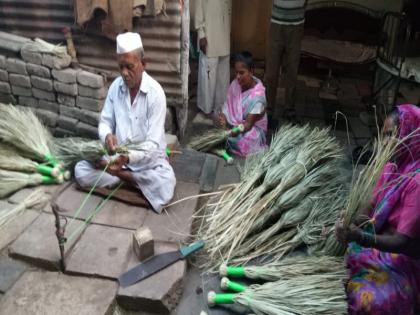 The hands making 'Lakshmi' are in the dark of poverty | ‘लक्ष्मी’ घडवणारे हात दारिद्रयाच्या अंधारात