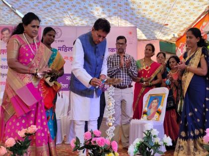 Inauguration of taluka level Nav Tejaswini Sahata Group exhibition in Sawantwadi | एकी राहिली तरच बचत गटाच्या माध्यमांतून विकास - मंत्री दीपक केसरकर