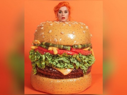met-gala-2019-katy-perry-burger-attire-shocked-everyone-after-outrageous-chandelier-outfit- | Yumiee...! अरेच्चा हा बर्गर नाही तर ही आहे अमेरिकन सिंगर केटी पेरी