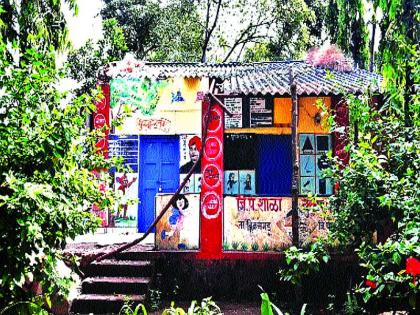 A tree fell on a school and destroyed the school; Damage due to return rains | शाळेवर झाड पडून शाळेची नासधूस; परतीच्या पावसामुळे नुकसान