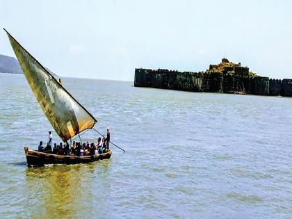 Move the ticket house on the Janjira fort to the Rajpuri jetty | जंजिरा किल्ल्यावरील तिकीटघर राजपुरी जेट्टीवर हलवा; पर्यटकांसह स्थानिकांची मागणी