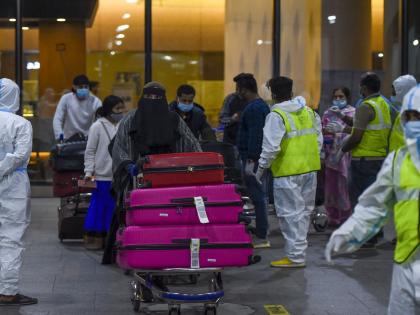 15 customs officers corona infected mumbai airport | मुंबई विमानतळावर तपासणी; ‘सीमाशुल्क’चे १५ अधिकारी कोरोनाबाधित