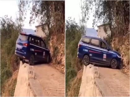 OMG shocking video goes viral driver reversing car on dangerous road | VIDEO : या अरुंद रस्त्यावर ड्रायव्हरनं अशी फिरवली कार, Skill पाहून थक्क व्हाल!