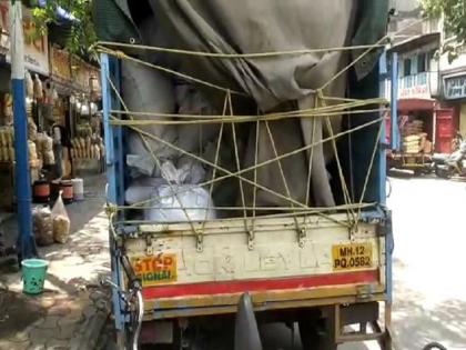 three people were arrested illegally buying grain from rationing shopkeepers and taking it to the market | Pune | गरिबांच्या तोंडचा घास पळवणाऱ्या तिघांना खडक पोलिसांकडून अटक