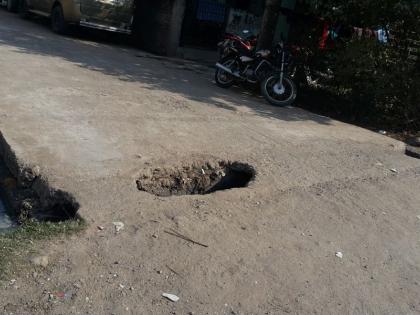 Disadvantage of the people due to collapsing near the Rock Road Maniar Hall | खडका रोड मणियार हॉलजवळचा धापा तुटल्याने नागरिकांची गैरसोय