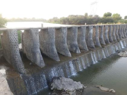 Water has reached all the three straps of rocks | खडकपूर्णावरील तीनही बंधाऱ्यांत पोहोचले पाणी