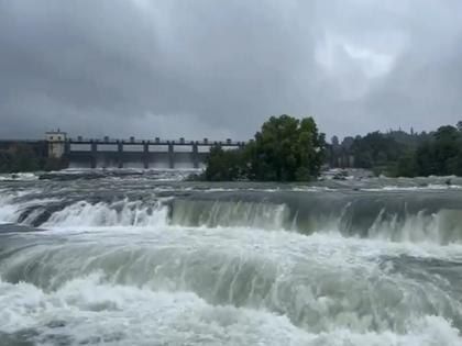 4 dams supplying water to Pune are full 28.48 TMC water storage, 23 TMC water released so far | पुण्याला पाणीपुरवठा करणारी ४ धरणं फुल्ल; २८.४८ टीएमसी पाणीसाठा, आतापर्यंत सोडले २३ टीएमसी पाणी 4 dams supplying water to Pune are full 28.48 TMC water storage, 23 TMC water released so far | पुण्याला पाणीपुरवठा करणारी ४ धरणं फुल्ल; २८.४८ टीएमसी पाणीसाठा, आतापर्यंत सोडले २३ टीएमसी पाणी