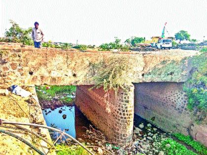 Dangerous to the bridges on the Khadakwasla canal | खडकवासला कालव्यावरील पूल वाहतुकीस धोकादायक