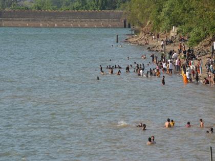 Crowd of tourists in Khadakwasla dam area despite ban; Failure to take precautions leads to casualties | Khadakwasla Dam | काठावर जाळ्या लागतीलही, मनाला ब्रेक लागणार कधी?