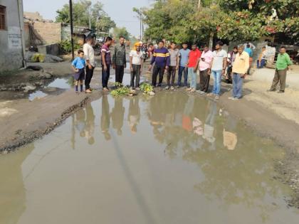 Sir, should we plant trees in this pit or break the bones? Type at Chikhli | साहेब, या खड्ड्यात झाडे लावायची की हाडे मोडून घ्यायची? चिखली येथील प्रकार