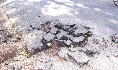 Satara: The victim of youth due to potholes on Lonand road | सातारा : लोणंद रस्त्यावरील खड्ड्यांमुळे तरुणाचा बळी