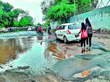 15 crore for filling potholes in the city; more than 800 potholes are claimed to have been filled in a week | शहरातील खड्ड्यांसाठी पालिकेकडून तब्बल १५ कोटी; आठवड्याभरात ८०० पेक्षा अधिक खड्डे बुजविल्याचा दावा