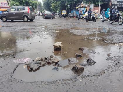 Due to neglect of road works, the kolhapur municipal corporation loses about 40 to 45 crore rupees every year | रस्त्याच्या नावाने कोल्हापूर महापालिकेचे दरवर्षी ४५ कोटी खड्ड्यात, ठेकेदारांवर वचक नाही