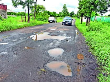 Roads 'sieved' due to rains | पावसामुळे रस्त्यांची ‘चाळण’