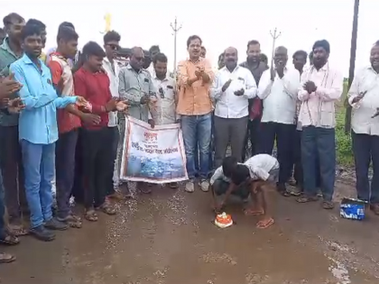 Jalnaya Pits Birthday; A unique movement of citizens for road repair | जालन्यात खड्ड्यांचा वाढदिवस; रस्ता दुरुस्तीसाठी नागरिकांचे अनोखे आंदोलन