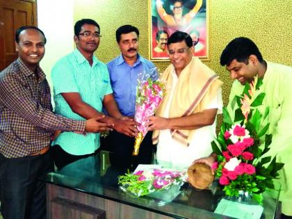 Khedekar felicitated by Mago Ayurveda doctors | मॅग्मो आयुर्वेद डॉक्टर्सकडून खेडेकर यांचा सत्कार 