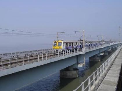 Youth dies after being hit by coconut thrown from local train | धावत्या लोकलमधून निर्माल्य फेकले; खाडीपुलावर चालणाऱ्या तरुणाचा नारळ लागून मृत्यू