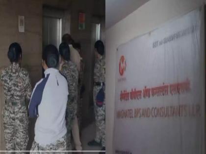 pune crime pen drive seized in operation against call center in Kharadi | खराडीतील कॉल सेंटरवरील कारवाईत पेनड्राइव्ह जप्त pune crime pen drive seized in operation against call center in Kharadi | खराडीतील कॉल सेंटरवरील कारवाईत पेनड्राइव्ह जप्त