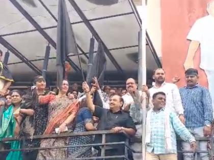 The Deputy CM Devendra Fadanvis was welcomed by NCP with black flags in Jalgaon | जळगावात उपमुख्यमंत्र्यांचे राष्ट्रवादीकडून काळे झेंडे दाखवून स्वागत 