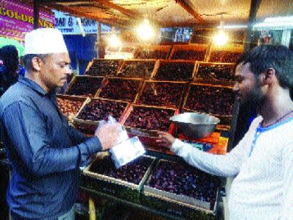  Increase in date sales due to Ramadan | रमजानमुळे खजूर विक्रीत वाढ