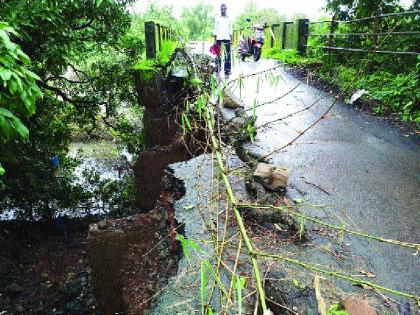 The bridge of the Maltawala river canal | मुठवली कालवण नदीचा पूल खचला